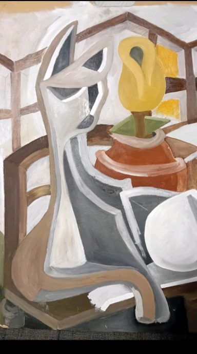 Abstrakt komposition med en katt och en blomma i en stillsam inomhusmiljö.